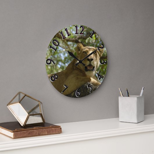 Lioness, die von der Baumuhr aussieht Große Wanduhr (Büro)