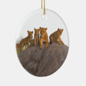 Lioness mit Cubs, die Serengeti. Keramik Ornament (Rechts)