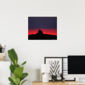 Lioness (Panthera leo) sitzend, bei Sonnenuntergan Poster (Heimbüro)