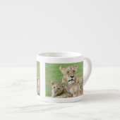 Lioness und Two Cubs, Ostafrika, Tansania, Espressotasse (Vorderseite Rechts)