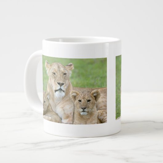 Lioness und Two Cubs, Ostafrika, Tansania, Jumbo-Tasse (Vorderseite Links)