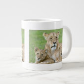 Lioness und Two Cubs, Ostafrika, Tansania, Jumbo-Tasse (Vorderseite Rechts)