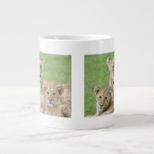 Lioness und Two Cubs, Ostafrika, Tansania, Jumbo-Tasse (Vorderseite)