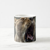 LIONESS YAWNING KAFFEETASSE (Mittel)