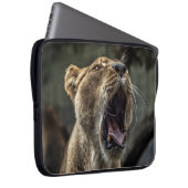 LIONESS YAWNING LAPTOPSCHUTZHÜLLE (Vorne Rechts)