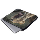 LIONESS YAWNING LAPTOPSCHUTZHÜLLE (Vorne Knopf)
