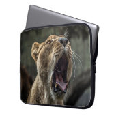 LIONESS YAWNING LAPTOPSCHUTZHÜLLE (Vorderseite Links)