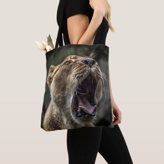 LIONESS YAWNING TASCHE (Von Nahem)