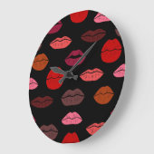 Lip print, rosa Küsse. Große Wanduhr (Winkel)