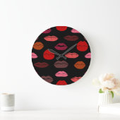 Lip print, rosa Küsse. Große Wanduhr (Zuhause)