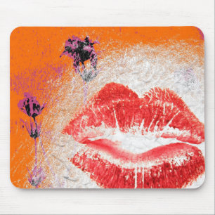 Lippen auf orangefarbenen Hintergrundfarben Lila B Mousepad