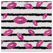 Lippen und Lippenstift mit rosa Glitzer Stoff (Nahaufnahme)