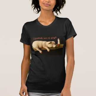 Lippenstift auf einem Schwein T - Shirt