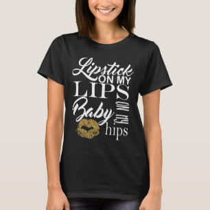 Lippenstift auf meinem Lippenbaby auf meinen T-Shirt