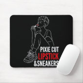 Lippglanz und Sneaker bei Frauen mit Pixie-Frisur  Mousepad (Mit Mouse)
