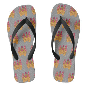 Lipstick-Array-Makeup in grauen Flip-Flops Badesandalen