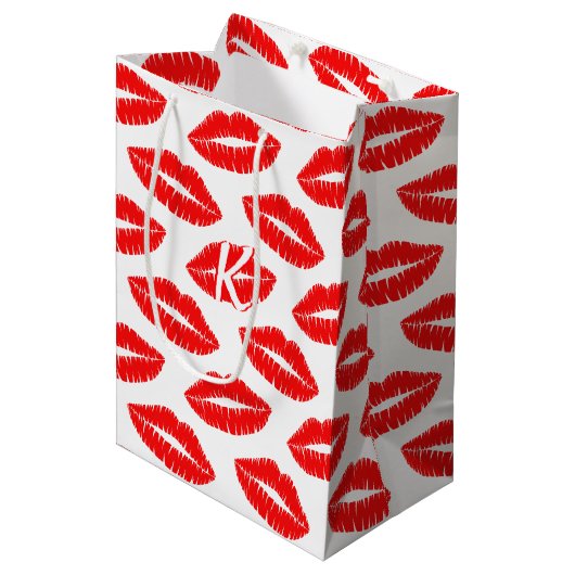 Lipstick Kiss Muster Rot und Weiß Mit Monogramm Mittlere Geschenktüte (Vorderseite Schrägansicht)