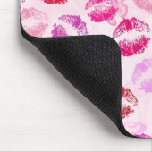 Lipstick Kisses auf Rosa Mousepad (Ecke)