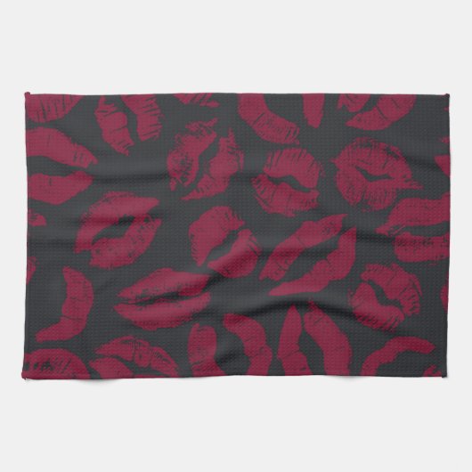 Lipstick Kisses: Dunkelrote Abdrücke Geschirrtuch (Horizontal)