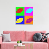 Lipstick küsst eingepackte Leinwand (Insitu (Wohnzimmer))