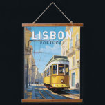Lissabon Gelbe Straßenbahn Vintag Wandteppich Mit Holzrahmen<br><div class="desc">Lissabon Retrovektor-Reisedesign in einem Emblem-Stil. Eine blühende Hafenstadt an der Mündung des Tagus,  bekannt für ihre alten pastellfarbenen Gebäude.</div>