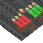 Lit Kinara Kwanzaa mit Schwarz, Rot und Grün Kurzer Tischläufer (Ecke)