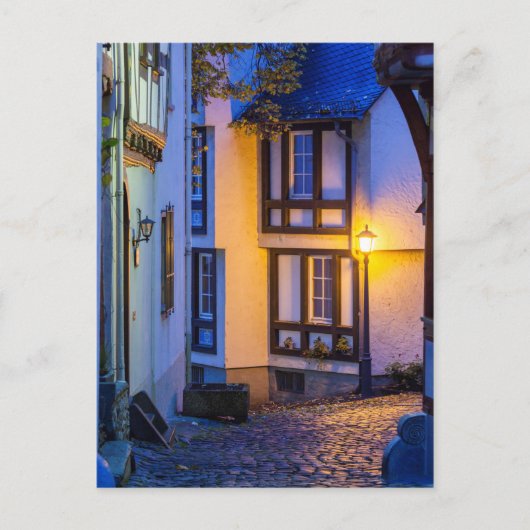 Lit Street Lamp auf der Cobbled Street Postkarte (Vorderseite)
