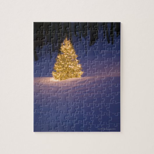 Lit-Weihnachtsbaum draußen Puzzle (Vertikal)