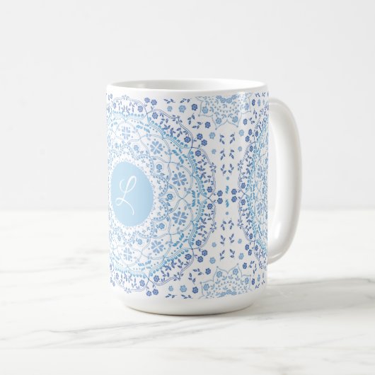 Lite Blue Mandala Monogram Tasse (VorderseiteRechts)