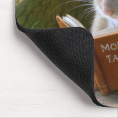 Literarische Maus in einem gemütlichen Baumloch Mousepad (Ecke)