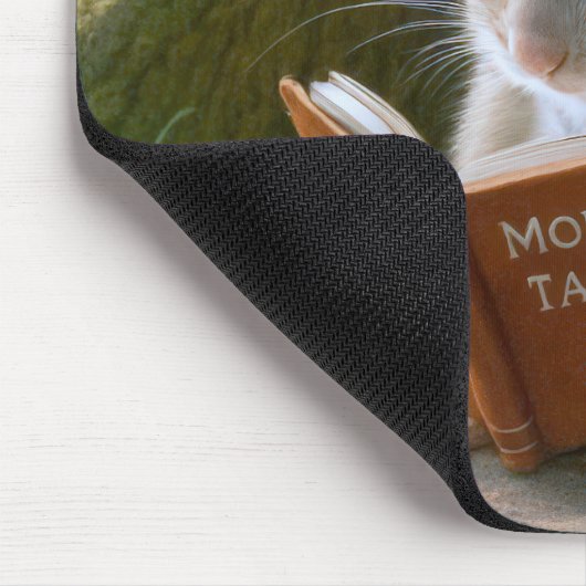 Literarische Maus in einem gemütlichen Baumloch Mousepad (Ecke)