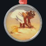 Little African Girl on Beach Silbernes Ornament<br><div class="desc">Kleines afrikanisches Mädchen spielt im Sand mit einer Sandburg Ever bauen eine Sandburg mit einem Kind? Hast du als Kind Sandburgen gemacht? Das ist ein schönes Bild eines kleinen Mädchens, das im Sand spielt, ein klassisches Sandbaby, das am Strand spielt. Sie trägt ein helles weißes Kleid und ihr Haar ist...</div>
