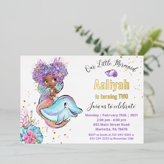 Little Afroamerican Mermaid Birthday Real Folieneinladung (Stehend vorne)
