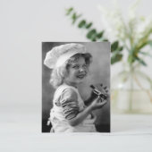 Little Baker Girl Eating Pie Postkarte (Stehend Vorderseite)