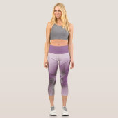 Little Beauty Modern Mauve Gray Fraktal Blume Capri Leggings (Vorderseite)