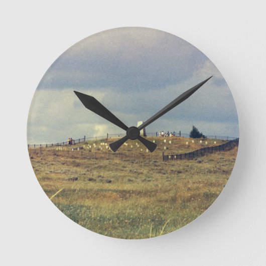 Little Bighorn-Schlachtfeld-nationales Monument Runde Wanduhr (Vorderseite)