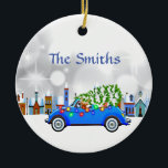 Little Blue Car & Tree Christmas Custom Keramik Ornament<br><div class="desc">Dieses Design hat ein kleines blaues Auto, das durch den Schnee stürzt, um die Weihnachtsbaum-Zuhause zu tragen... und der Fahrer ist ein Rentier! :O Spaß und niedlich! Passen Sie es mit den Details Ihres Party an. Wenn Sie Hilfe benötigen oder Fragen oder Wünsche haben, kontaktieren Sie mich bitte über den...</div>