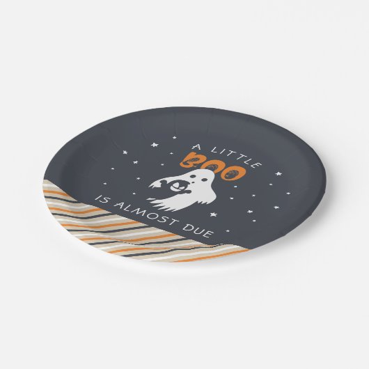 Little Boo Almost Due | Halloween-Kinderdusche Pappteller (Schrägansicht)