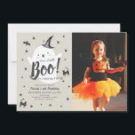 Little Boo Ghost Halloween Foto Einladung<br><div class="desc">Dieses niedliche "kleine Boo" zwischen dem geschlechtsneutralen Foto eines Kindes bietet einen beigen Hintergrund mit einem niedlichen Geist. Die Rückseite weist Fledermausmuster auf einem orangen Hintergrund auf. Personalisieren Sie es für Ihre Bedürfnisse. In meinem Geschäft finden Sie passende Produkte.</div>