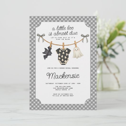 Little Boo Gingham Halloween Gender Reveal Party Einladung (Stehend Vorderseite)