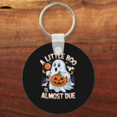 Little Boo Is Almost Due Cute Halloween Pregnancy Schlüsselanhänger (Vorderseite)