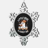 Little Boo Is Almost Due - Halloween Pregnancy Rev Schneeflocken Zinn-Ornament (Rechts)