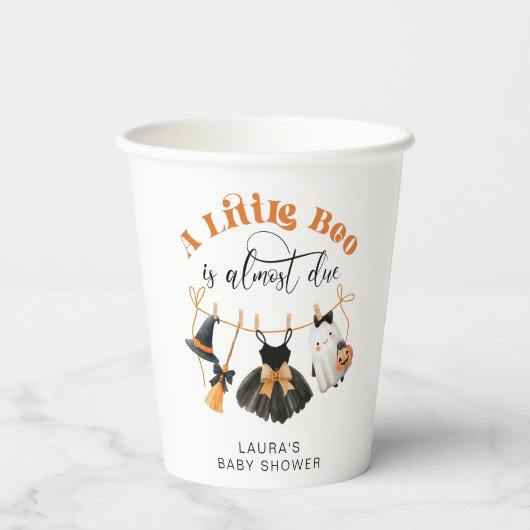 Little Boo ist fast fällig Clotheslie Babydusche Pappbecher (Rückseite)