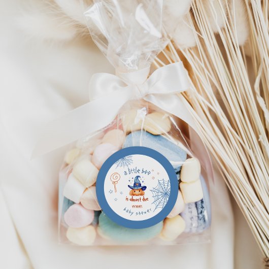 Little Boo ist fast gerade wegen Halloween Baby Bo Runder Aufkleber