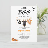 Little Boo ist fast Halloween Baby Duschtuch Einladung (Stehend Vorderseite)