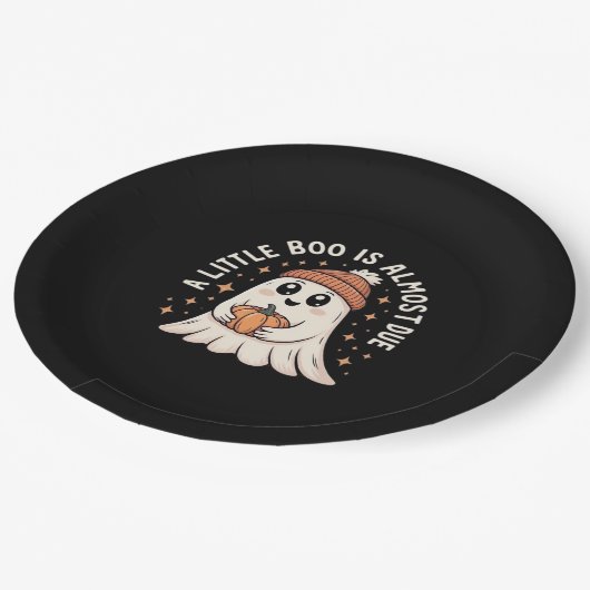 Little Boo ist fast zu Halloween Pregnancy Revea Pappteller (Schrägansicht)