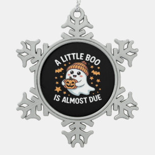 Little Boo ist fast zu Halloween Pregnancy Revea Schneeflocken Zinn-Ornament