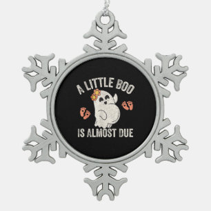 Little Boo ist fast zu Halloween Schwangerschaft A Schneeflocken Zinn-Ornament
