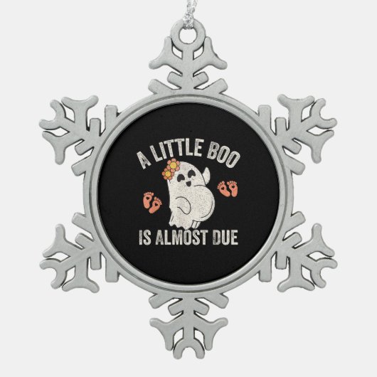 Little Boo ist fast zu Halloween Schwangerschaft A Schneeflocken Zinn-Ornament (Vorderseite)