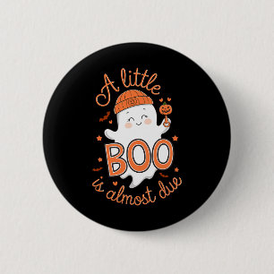 Little Boo ist fast zu Niedlichen Halloween-Schwan Button